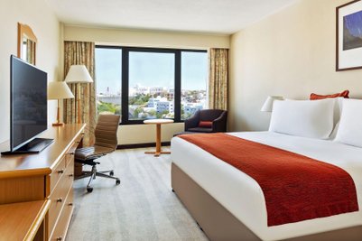 Modernes Zimmer im Crowne Plaza Muscat – Familienurlaub in Muscat
