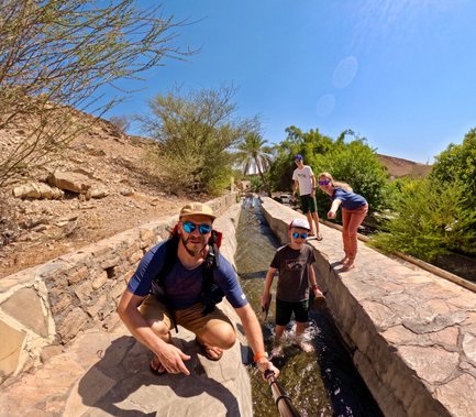 Familie macht Selfie im Dorf Birkat Al Mauz – Oman Reise mit Kindern
