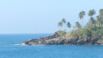 Küstenlandschaft mit Felsen und Palmen am Meer – Sri Lanka Reise mit Kindern