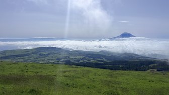 Ein atemberaubender Blick auf den Vulkan Monte Pico, der majestätisch über einer Wolkendecke thront.