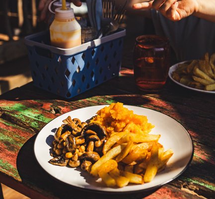 Familie genießt Mahlzeit – Südafrika Familienreise