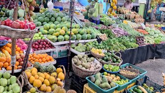 Bunte Auswahl an frischem Obst auf einem Markt in Sri Lanka – Sri Lanka Familienreise