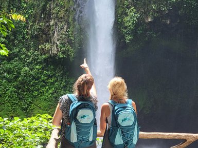 Zwei Frauen genießen den Anblick des Wasserfalls in La Fortuna – Costa Rica Familienreise