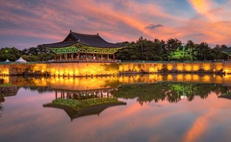 Der Donggung-Palast und der Wolji-Teich sind in das warme Licht des Sonnenuntergangs getaucht