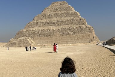 Junge vor der Djoser Pyramide Sakkara – Ägypten Reise mit Kindern 