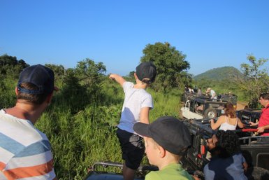 In offenen Jeeps beobachten Familien die wilde Tierwelt im Minneriya Nationalpark – Sri Lanka Familienreise