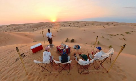 Familie genießt Picknick in der Wahiba-Wüste – Oman Reise mit Kindern
