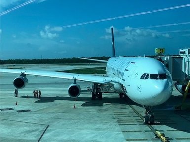 Flugzeug steht am Flughafen Juan Santamaría in San José – Costa Rica Familienreise