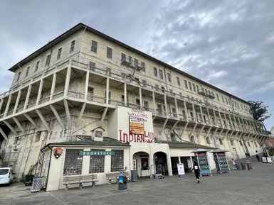 Die beeindruckende Fassade des ehemaligen Gefängnisses Alcatraz, umgeben von grauem Himmel und historischen Details.