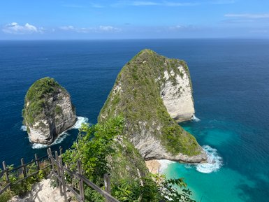 Malerischer Kelingking Beach auf der Insel Nusa Penida – Bali mit Kindern