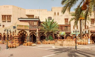 Läden mit Keramiktöpfen im Souk von Nizwa – Oman Reise mit Kindern