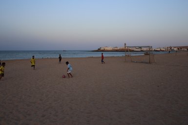 Kinder beim Fußballspielen am Strand von Sur im Oman – Oman Reise mit Kindern