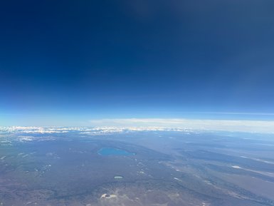 Ein atemberaubender Blick auf die schneebedeckten Berge und das klare blaue Wasser eines Sees in Patagonien.