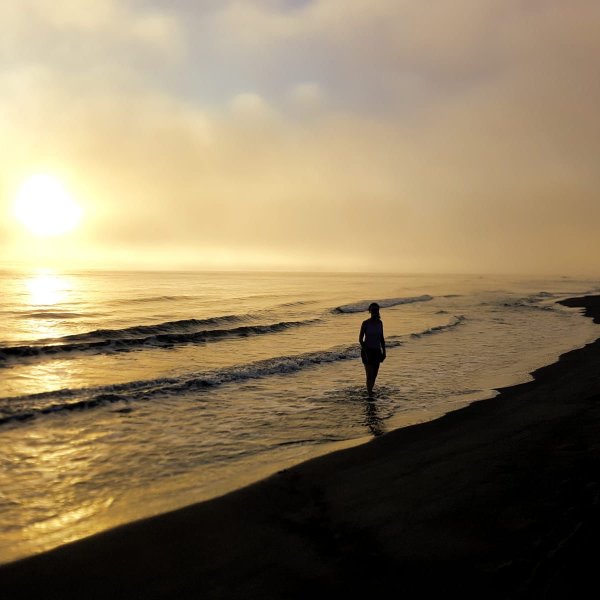 Frau genießt den ruhigen Strand im Tortuguero Nationalpark – Costa Rica Familienreise
