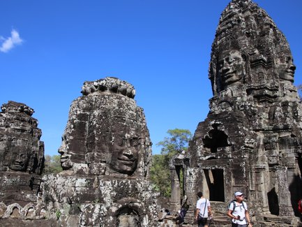 Detaillierte Steinarchitektur an einem Tempel – Kambodscha mit Kindern