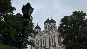 Eine alte Straßenlaterne steht im Vordergrund, während die beeindruckende Alexander-Newski-Kathedrale im Hintergrund thront.