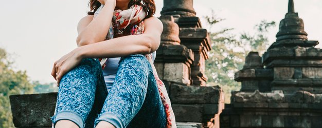 Teenagerin erkundet einen traditionellen Tempel auf Bali – Bali Familienreise