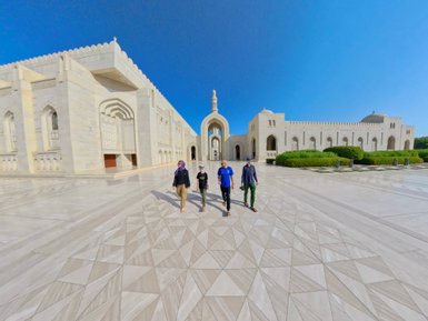 Familie erkundet die Sultan-Qabus-Moschee in Muscat – Oman mit Kindern