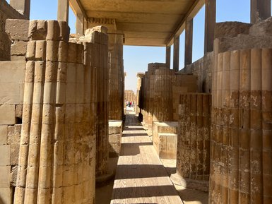 Alte Steinsäulen im Tempelkomplex von Sakkara – Ägypten Reise mit Kindern