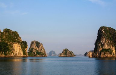 Beeindruckende Felsen ragen aus dem Wasser – Vietnam Familienreise