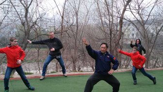 Reisegruppe übt Schattenboxen in Xi’an bei kaltem Wetter – China Familienreise