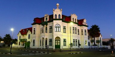 Gebäude in Swakopmund am Abend - Namibia Urlaub mit Kindern