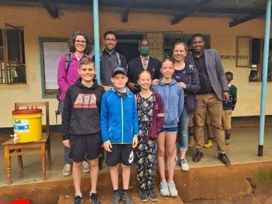 Gruppenbild von Reisenden und Einheimischen an der Bashay-Grundschule – Tansania Reise mit Kindern