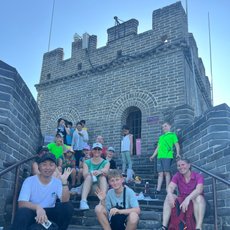 Familien genießen eine Pause auf den historischen Steinstufen der Großen Mauer bei Peking – China mit Kindern