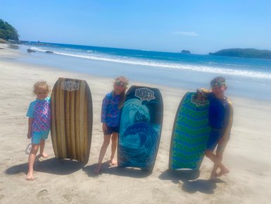 Kinder bereiten sich mit Surfbrettern am Nammbu Beach in Puerto Carrillo vor – Costa Rica Familienreise