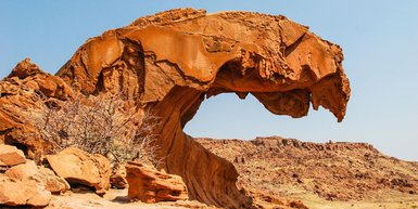 Eine interessante Felsformation  - Namibia Urlaub mit Kindern