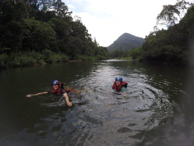 Zwei Frauen genießen nach dem Rafting eine Erfrischung im Wasser des Kelani-Flusses – Sri Lanka Reise mit Kindern