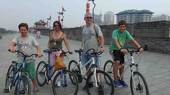 Familie macht eine Pause beim Radfahren auf der Stadtmauer in Xi’an – China Familienreise