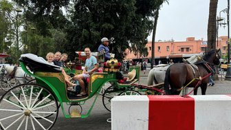 Familie genießt eine traditionelle Kutschfahrt durch die Straßen von Marrakesch – Marokko Familienreise