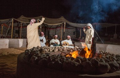 Gemütliches Lagerfeuer im Thousand Nights Camp bei Nacht – Oman mit Kindern