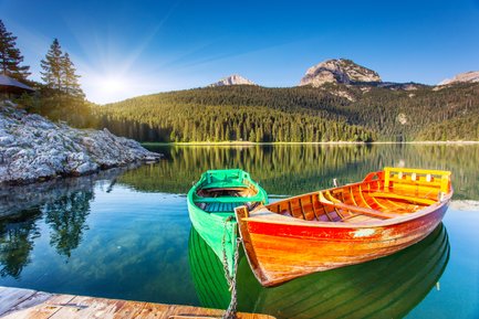 Zwei Kanus stehen auf einem See, bereit zum losfahren