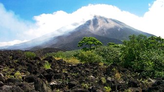 Schwarze Steine und weite Landschaft am Vulkan Arenal – Costa Rica Familienreise