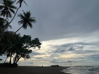 Ruhiger Strand unter bewölktem Himmel in Drake Bay – Costa Rica Familienreise