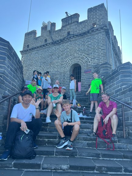 Familien erklimmen gemeinsam die steinernen Stufen der Großen Mauer bei Peking – China mit Kindern