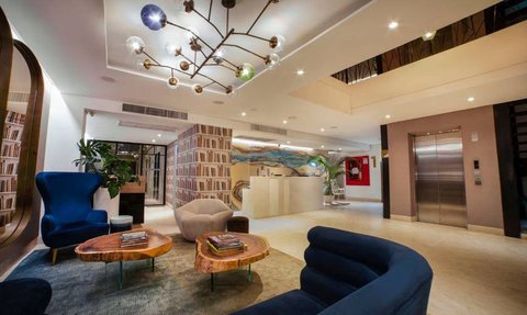 Der elegante Empfangsbereich des Hotels zeigt stilvolle Möbel und eine moderne Beleuchtung, die eine einladende Atmosphäre schaffen.