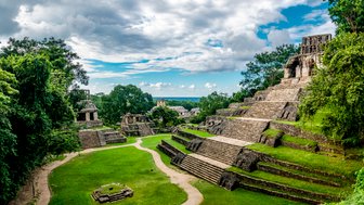 Antike Maya-Stadt Palenque eingebettet in grünen Dschungel – Mexiko Familienreise