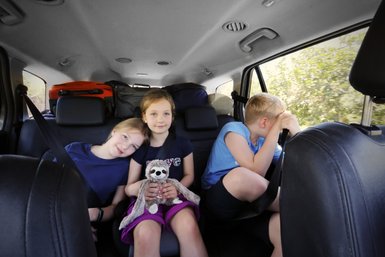 Familie reist mit Kindern im Auto durch Costa Rica – Costa Rica Reise mit Kindern