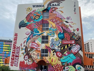 Ein farbenfroh bemaltes Gebäude mit kreativer Streetart in Kota Kinabalu – Malaysia & Borneo Reise mit Kindern