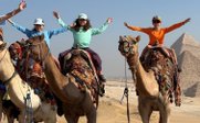 Familie auf Kamelen vor Pyramiden - Ägypten Reise mit Kindern