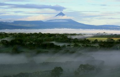 Vulkan Arenal ragt zwischen weißen Wolken bei La Fortuna – Costa Rica Familienreise