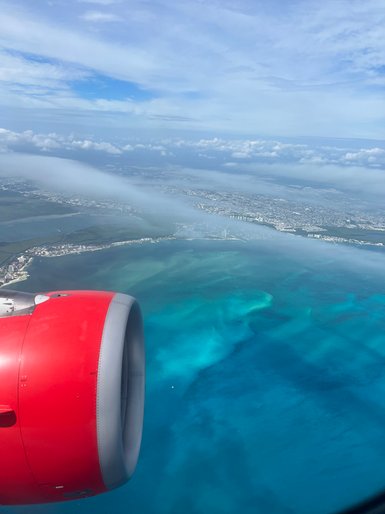 Blick aus dem Flugzeug beim Abflug von Cancún über die Riviera Maya – Mexiko Familienreise