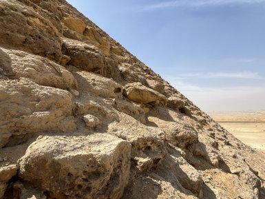 Detailaufnahmen der roten Pyramide in Dashur - Ägypten Reise mit Kindern