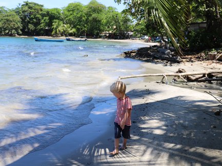 Kleines Kind spaziert am Sandstrand nahe Namuwoki Lodge – Costa Rica Reise mit Kindern
