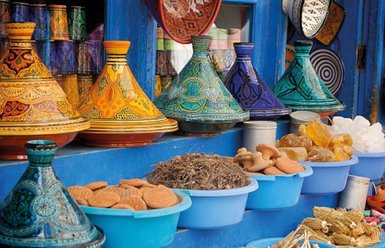 Tajine-Töpfe in verschiedenen Farben und Formen auf einem Marktstand in Marrakesch – Marokko mit Kindern