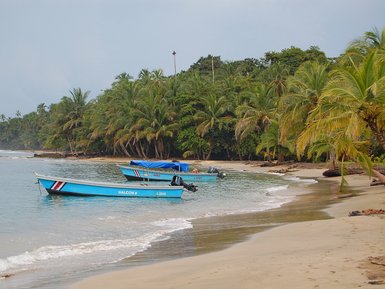 Boote treiben im klaren Wasser vor Puerto Viejo de Talamanca – Costa Rica Reise mit Kindern   ChatGPT fragen