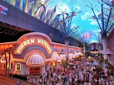 Die beeindruckende Fassade des Golden Nugget Hotels erstrahlt in bunten Lichtern, umgeben von einer lebhaften Menschenmenge.